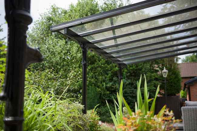 GFD Homes modern garden ideas: Side view of verandah and garden space. 