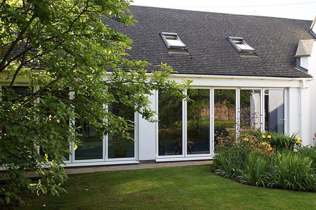 GFD Homes How much are bifold doors: Garden with 5 Panel Smart Bifold in White in view. 