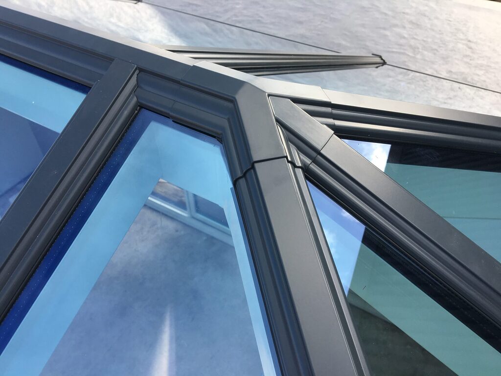 GFD Homes Roof lantern security : looking at the reinforced aluminium frames of a korniche roof lantern 