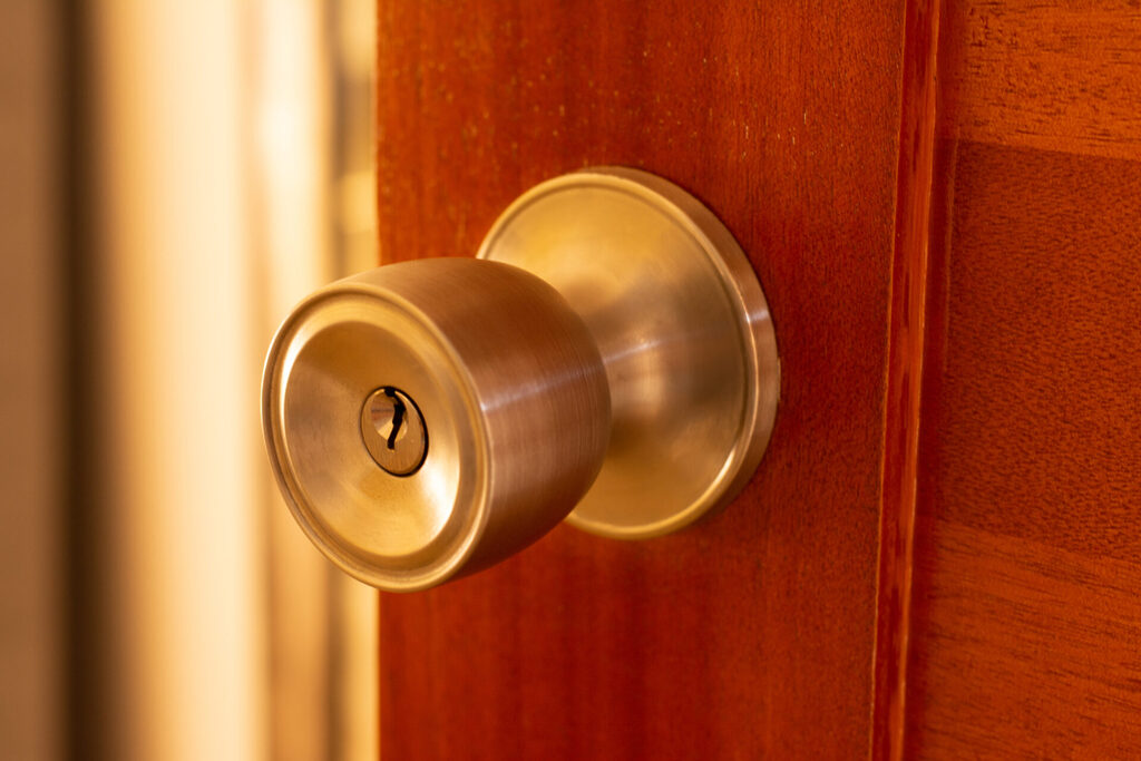 GFD Homes loose door knob : brass doorknob on a dark wood door 